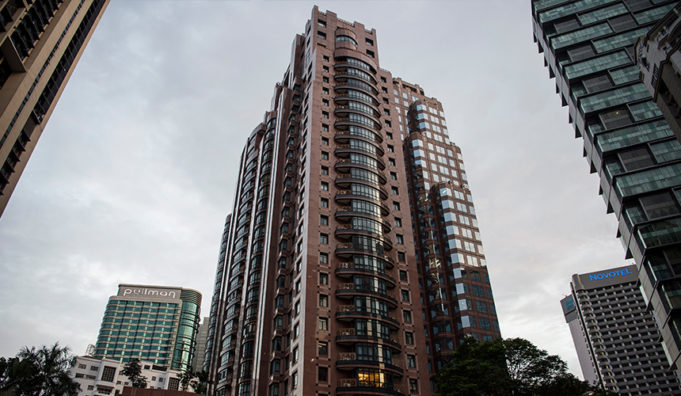 Lokasi sebuah unit kondominium dipercayai milik Jho Low di Kuala Lumpur telah diperiksa anggota penguatkuasa SPRM pada Khamis, 28 Jun, 2018. --fotoBERNAMA