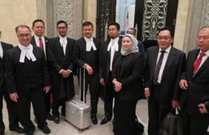 Barisan peguam kerajaan negeri Sarawak selepas Mahkamah Persekutuan menolak permohonan Petroliam National Berhad (Petronas) untuk memulakan prosiding undang-undang terhadap kerajaan Sarawak berhubung hak syarikat minyak negara itu untuk mengawal selia aktiviti huluan minyak dan gas di negeri itu.