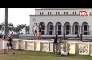 Berikutan video berdurasi 10 saat yang tular di media sosial menunjukkan aksi dua pelancong asing menari K-pop di atas pagar Masjid Bandaraya Kota Kinabalu, pihak berkuasa memutuskan menutup masjid tersebut kepada pelancong serta merta.