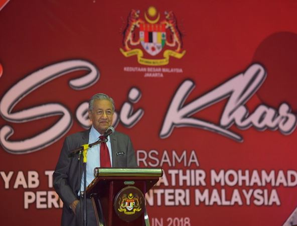 TUN DR MAHATHIR MOHAMAD Perdana Menteri berkata pihak berkuasa kini sedang menyiasat dan mengumpulkan bukti yang kukuh berkaitan penyelewengan dana 1Malaysia Development Berhad (1MDB) serta kes berkaitan pembunuhan model Mongolia, Altantuya Shaariibuu, pada Oktober 2006.