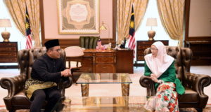 Timbalan Perdana Menteri, Datuk Seri Dr Wan Azizah Wan Ismail menerima kunjungan Menteri Besar Selangor yang baharu, Amirudin Shari di pejabatnya di Perdana Putra, hari ini.?--fotoBERNAMA (2018)