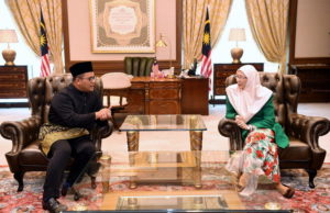 Timbalan Perdana Menteri, Datuk Seri Dr Wan Azizah Wan Ismail menerima kunjungan Menteri Besar Selangor yang baharu, Amirudin Shari di pejabatnya di Perdana Putra, hari ini.?--fotoBERNAMA (2018)