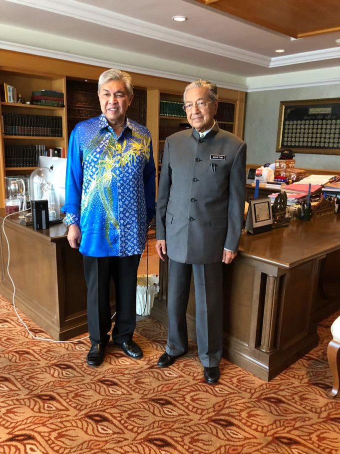 Zahid Tun Ahmad Zahid mengunjungi Tun Dr Mahathir di pejabatnya di Putrajaya.