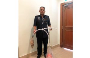 Pegawai Penyiasat ASP Wan Azirul Nizam Che Wan Aziz menunjukkan seterika wap yang digunakan untuk menekap badan Pegawai Kadet Zulfarhan Osman, penuntut UPNM yang meninggal dunia dipercayai didera rakan seuniversitinya, tahun lalu.