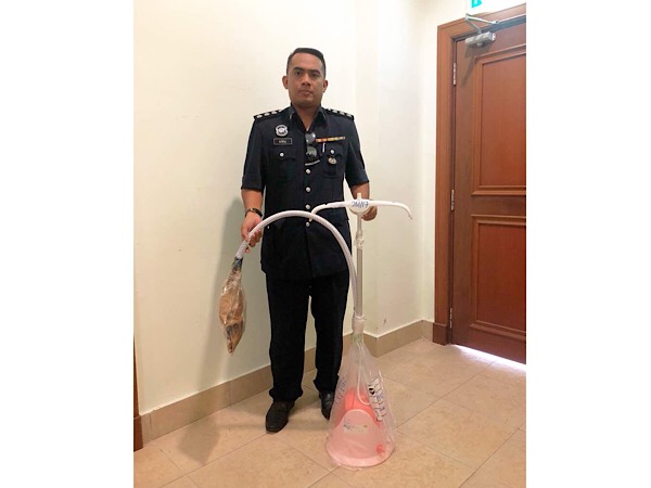 Pegawai Penyiasat ASP Wan Azirul Nizam Che Wan Aziz menunjukkan seterika wap yang digunakan untuk menekap badan Pegawai Kadet Zulfarhan Osman, penuntut UPNM yang meninggal dunia dipercayai didera rakan seuniversitinya, tahun lalu.