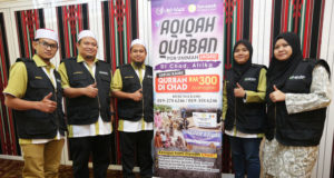 Muhammad Hirman Mukhtar (dua dari kiri) bersama kakitangan Savanah Marketing Sdn. Bhd. yang akan menganjurkan program AQ4U di Chad, Afrika bulan depan.