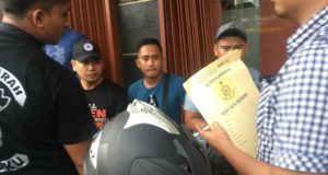 Salah satu gambar tular yang mengaitkan Jamal (bertopi) ditahan oleh POLRI di Indonesia.