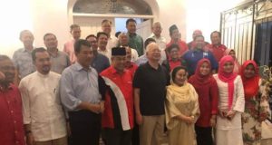 Presiden UMNO, Datuk Seri Ahmad Zahid Hamidi bersama pimpinan UMNO melawat Datuk Seri Najib Razak di kediaman bekas Perdana Menteri itu di Taman Duta, Kuala Lumpur malam tadi.
