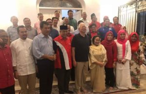 Presiden UMNO, Datuk Seri Ahmad Zahid Hamidi bersama pimpinan UMNO melawat Datuk Seri Najib Razak di kediaman bekas Perdana Menteri itu di Taman Duta, Kuala Lumpur malam tadi.