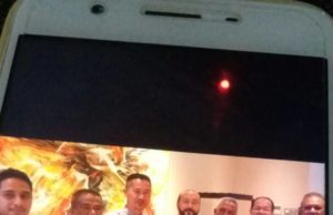 Sekeping gambar yang diambil menggunakan kamera telefon bimbit menunjukkan Bakri @ Mohd Bakri (tiga dari kiri) bersama Mukhriz.