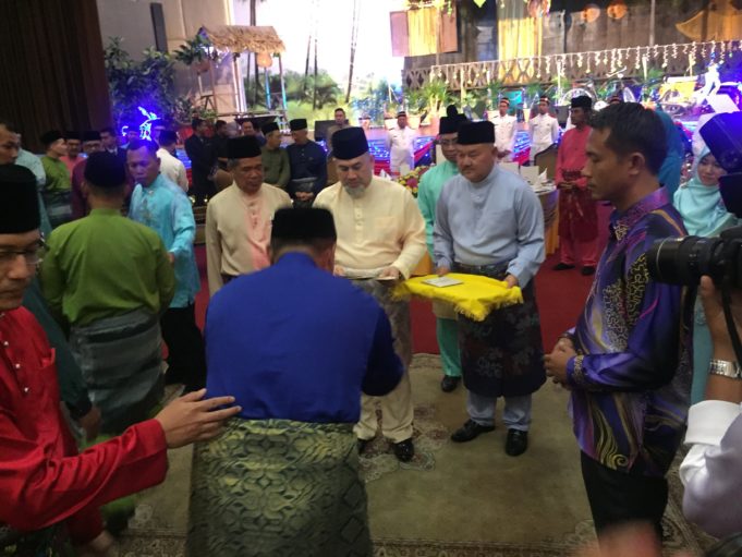 Yang DiPertuan Agong, Sultan Muhammad V mencemar duli ke Majlis Sambutan Aidilfitri Angkatan Tentera Malaysia di Kuala Lumpur.