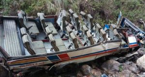 Agensi tempatan melaporkan, bas tersebut dalam perjalanan dari Bhoan ke Ramnagar apabila jatuh ke dalam gaung 700 kaki di daerah terpencil berbukit bukau, Pauri Garhwal.