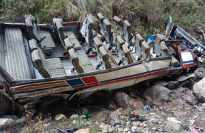 Agensi tempatan melaporkan, bas tersebut dalam perjalanan dari Bhoan ke Ramnagar apabila jatuh ke dalam gaung 700 kaki di daerah terpencil berbukit bukau, Pauri Garhwal.