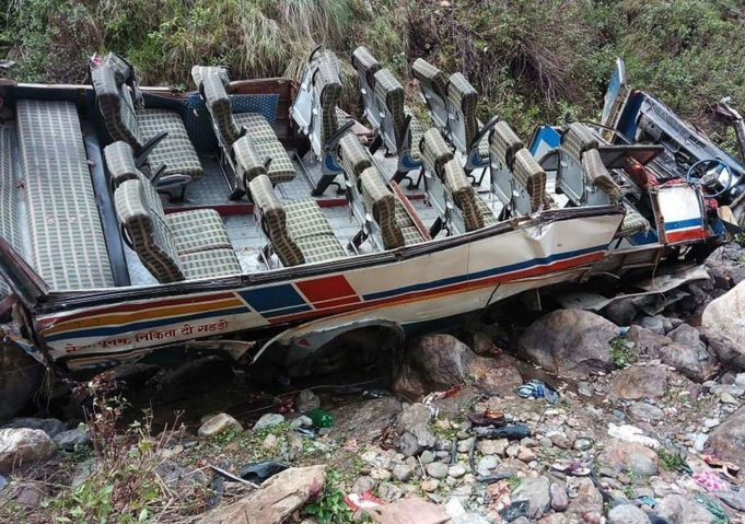 Agensi tempatan melaporkan, bas tersebut dalam perjalanan dari Bhoan ke Ramnagar apabila jatuh ke dalam gaung 700 kaki di daerah terpencil berbukit bukau, Pauri Garhwal.