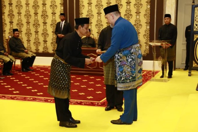 Datuk Seri Mohd Shukri Abdull (kiri) pada majlis mengangkat sumpah sebagai Ketua Pesuruhjaya Suruhanjaya Pencegahan Rasuah Malaysia (SPRM) ke-13 di Istana Negara.