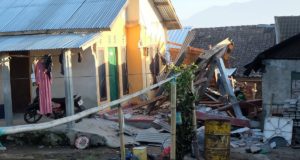 Gegaran di Mataram dirasai selama 10 minit menyebabkan penduduknya lari menyelamatkan diri menuju ke jalan raya dan kawasan lapang.