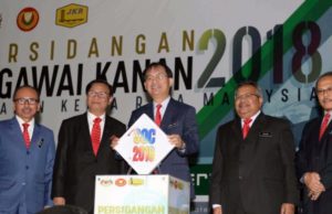 Sistem tender terbuka untuk projek kerajaan ALOR SETAR, 7 Julai -- Menteri Kerja Raya, Baru Bian (tengah) memasukan plak pada simbolik perasmian Majlis Mesyuarat Pegawai Kanan (SOC) 2018 Jabatan Kerja Raya (JKR) di sebuah hotel hari ini. Turut hadir, Ketua Pengarah JKR Datuk Seri Ir Dr Roslan Md Taha (kiri). ?--fotoBERNAMA (2018) HAK CIPTA TERPELIHARA