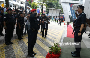 Pengarah Jabatan Keselamatan Dalam Negeri dan Ketenteranam Awam (KDNKA), Datuk Seri Dzulkifli Abdullah memberi tabik hormat semasa Majlis Pelancaran Ops Harapan di Plaza Starking Mall, Petaling Jaya, Selangor. foto: AFOQ RAZALI, 01 JULAI 2018.