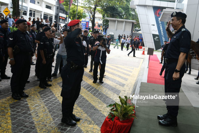 Pengarah Jabatan Keselamatan Dalam Negeri dan Ketenteranam Awam (KDNKA), Datuk Seri Dzulkifli Abdullah memberi tabik hormat semasa Majlis Pelancaran Ops Harapan di Plaza Starking Mall, Petaling Jaya, Selangor. foto: AFOQ RAZALI, 01 JULAI 2018.