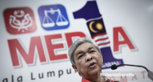 Presiden UMNO, Datuk Seri Ahmad Zahid Hamidi bercakap pada sidang media mengenai pengenalan kepimpinan tertinggi UMNO yang bahari di Menara Dato' Onn, Pusat Dagangan Dunia Putra, Kuala Lumpur. foto: SYAFIQ AMBAK, 01 JULAI 2018.