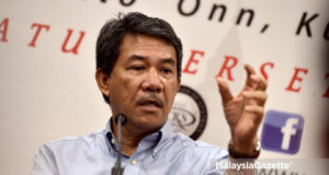 Timbalan Presiden UMNO, Datuk Mohamad Hasan bercakap pada sidang media mengenai pengenalan kepimpinan tertinggi UMNO yang baharu di Menara Dato' Onn, Pusat Dagangan Dunia Putra, Kuala Lumpur. foto: SYAFIQ AMBAK, 01 JULAI 2018.