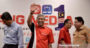 Presiden UMNO, Datuk Seri Ahmad Zahid Hamidi melambai tangan pada sidang media mengenai pengenalan kepimpinan tertinggi UMNO yang baharu di Menara Dato' Onn, Pusat Dagangan Dunia Putra, Kuala Lumpur. foto: SYAFIQ AMBAK. 01 JULAI 2018.
