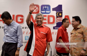 Presiden UMNO, Datuk Seri Ahmad Zahid Hamidi melambai tangan pada sidang media mengenai pengenalan kepimpinan tertinggi UMNO yang baharu di Menara Dato' Onn, Pusat Dagangan Dunia Putra, Kuala Lumpur. foto: SYAFIQ AMBAK. 01 JULAI 2018.