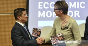 Menteri Hal Ehwal Ekonomi, Datuk Seri Mohamed Azmin Ali bersalaman dengan Pengarah Negara Bank Dunia, Dr. Mara Warwick pada Pelancaran 18th Malaysia Economic Monitor di Dewan Persidangan 1, Sasana Kijang, Jalan Datuk Onn, Kuala Lumpur. foto AFFAN FAUZI, 02 JULAI 2018