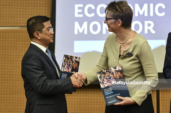 Menteri Hal Ehwal Ekonomi, Datuk Seri Mohamed Azmin Ali bersalaman dengan Pengarah Negara Bank Dunia, Dr. Mara Warwick pada Pelancaran 18th Malaysia Economic Monitor di Dewan Persidangan 1, Sasana Kijang, Jalan Datuk Onn, Kuala Lumpur. foto AFFAN FAUZI, 02 JULAI 2018