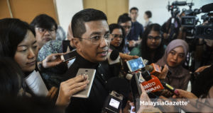 Menteri Hal Ehwal Ekonomi, Datuk Seri Mohamed Azmin Ali bercakap kepada media selepas majlis Pelancaran 18th Malaysia Economic Monitor di Kuala Lumpur. foto: AFFAN FAUZI, 02 JULAI 2018.