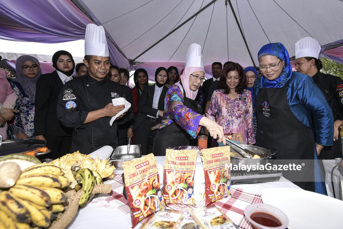Timbalan Perdana Menteri merangkap Menteri Pembangunan Wanita, Keluarga dan Masyarakat, Datuk Seri Dr. Wan Azizah Wan Ismail (tengah) mengoreng cengkodok pada majlis Ramah Mesra TPM Bersama Kumpulan Sasaran di perkarangan Kementerian Pembangunan Wanita, Keluarga dan Masyarakat, Putrajaya. foto SYAFIQ AMBAK, 02 JULAI 2018