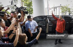 Presiden UMNO, Datuk Seri Ahmad Zahid Hamidi tiba di ibu pejabat Suruhanjaya Pencegahan Rasuah Malaysia (SPRM) bagi memberikan keterangan berhubung siasatan dua isu di Putrajaya. foto HAZROL ZAINAL, 02 JULAI 2018.