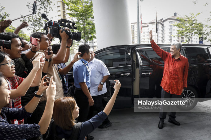 Presiden UMNO, Datuk Seri Ahmad Zahid Hamidi tiba di ibu pejabat Suruhanjaya Pencegahan Rasuah Malaysia (SPRM) bagi memberikan keterangan berhubung siasatan dua isu di Putrajaya. foto HAZROL ZAINAL, 02 JULAI 2018.