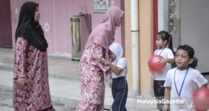 Ibu bapa di sekolah besar terdiri daripada peguam, doktor dan jurutera. Mereka akan mencari cikgu jika pendidik itu melakukan kesilapan kecil.