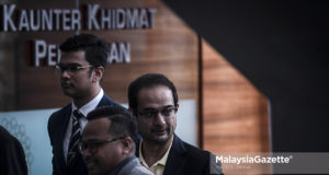 Anak tiri bekas Perdana Menteri Datuk Seri Najib Tun Razak, Riza Aziz (kanan) tiba di ibu pejabat Suruhanjaya Pencegahan Rasuah Malaysia (SPRM) bagi memberikan keterangan dipercayai berkaitan kes 1Malaysia Development Berhad (1MDB) di Putrajaya. foto HAZROL ZAINAL, 03 JULAI 2018.