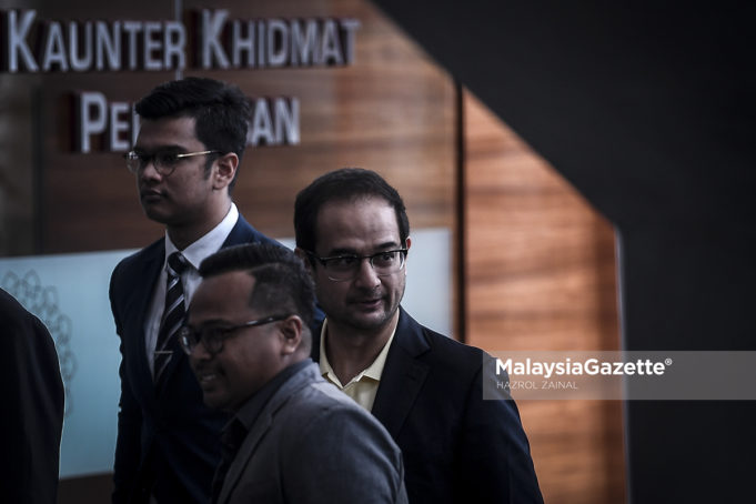 Anak tiri bekas Perdana Menteri Datuk Seri Najib Tun Razak, Riza Aziz (kanan) tiba di ibu pejabat Suruhanjaya Pencegahan Rasuah Malaysia (SPRM) bagi memberikan keterangan dipercayai berkaitan kes 1Malaysia Development Berhad (1MDB) di Putrajaya. foto HAZROL ZAINAL, 03 JULAI 2018.