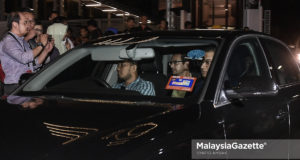 Anak tiri bekas Perdana Menteri Datuk Seri Najib Tun Razak, Riza Aziz (tengah) dilihat keluar dari ibu pejabat Suruhanjaya Pencegahan Rasuah Malaysia (SPRM) selepas memberikan keterangan dipercayai berkaitan kes 1Malaysia Development Berhad (1MDB) di Putrajaya. foto SYAFIQ AMBAK, 03 JULAI 2018