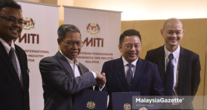 Bekas Menteri Perdagangan Antarabangsa dan Industri, Datuk Seri Mustapa Mohamed (dua kiri) menyerahkan tugas kepada Menteri Perdagangan Antarabangsa dan Industri Baru, Darell Leiking di Menara MITI, Kuala Lumpur. foto AFFAN FAUZI, 03 JULAI 2018.