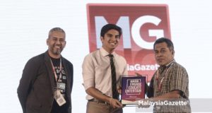 Menteri Belia dan Sukan, Syed Saddiq Syed Abdul Rahman (tengah) menyampaikan plak penghargaan kepada Ketua Pemberita Malaysia Gazette, Khairuddin Mohd Amin (kanan) disaksikan oleh Presiden Malaysia Social Media Chambers, Shahul Hameed (kiri) pada Persidangan Sosial Malaysia 2018 di Pusat Pameran dan Perdagangan Antarabangsa (MITEC), Kuala Lumpur. foto AFIQ RAZALI, 04 JULAI 2018.