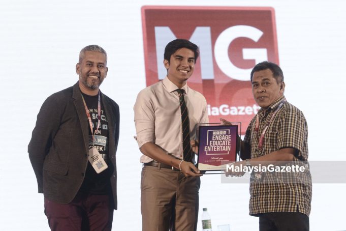 Menteri Belia dan Sukan, Syed Saddiq Syed Abdul Rahman (tengah) menyampaikan plak penghargaan kepada Ketua Pemberita Malaysia Gazette, Khairuddin Mohd Amin (kanan) disaksikan oleh Presiden Malaysia Social Media Chambers, Shahul Hameed (kiri) pada Persidangan Sosial Malaysia 2018 di Pusat Pameran dan Perdagangan Antarabangsa (MITEC), Kuala Lumpur. foto AFIQ RAZALI, 04 JULAI 2018.