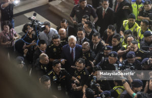 Bekas Perdana Menteri, Datuk Seri Najib Tun Razak sambil diiringi pegawai SPRM dan anggota polis ketika hadir untuk pertuduhan di Mahkamah Sesyen, Kompleks Mahkamah Kuala Lumpur. foto AFFAN FAUZI, 04 JULAI 2018