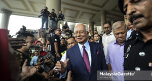 Bekas Perdana Menteri, Datuk Seri Najib Tun bersalaman dengan penyokong-penyokongnya yang hadir selepas diikat jamin atas pertuduhan kes SRC International Sdn Bhd di Mahkamah Tinggi Jenayah, Kompleks Mahkamah Kuala Lumpur, Kuala Lumpur. foto AFFAN FAUZI, 04 JULAI 2018