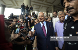 Bekas Perdana Menteri, Datuk Seri Najib Tun bersalaman dengan penyokong-penyokongnya yang hadir selepas diikat jamin atas pertuduhan kes SRC International Sdn Bhd di Mahkamah Tinggi Jenayah, Kompleks Mahkamah Kuala Lumpur, Kuala Lumpur. foto AFFAN FAUZI, 04 JULAI 2018