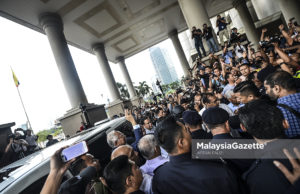 Bekas Perdana Menteri, Datuk Seri Najib Tun melambaikan tangan ke arah penyokong-penyokongnya yang hadir selepas diikat jamin atas pertuduhan kes SRC International Sdn Bhd di Mahkamah Tinggi Jenayah, Kompleks Mahkamah Kuala Lumpur, Kuala Lumpur. foto AFFAN FAUZI, 04 JULAI 2018