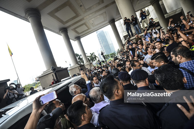 MGF04072018_NAJIB HADIR KE MAHKAMAH30 Bekas Perdana Menteri, Datuk Seri Najib Tun melambaikan tangan ke arah penyokong-penyokongnya yang hadir selepas diikat jamin atas pertuduhan kes SRC International Sdn Bhd di Mahkamah Tinggi Jenayah, Kompleks Mahkamah Kuala Lumpur, Kuala Lumpur. foto AFFAN FAUZI, 04 JULAI 2018