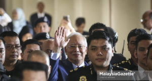 Bekas Perdana Menteri, Datuk Seri Najib Tun Razak diiringi pegawai SPRM dan anggota polis keluar dari mahkamah Sesyen Jenayah menuju ke Mahkamah Tinggi Jenayah selepas mendengar pembacaan pertuduhan di Kompleks Mahkamah Kuala Lumpur. fotp SYAFIQ AMBAK, 04 JULAI 2018