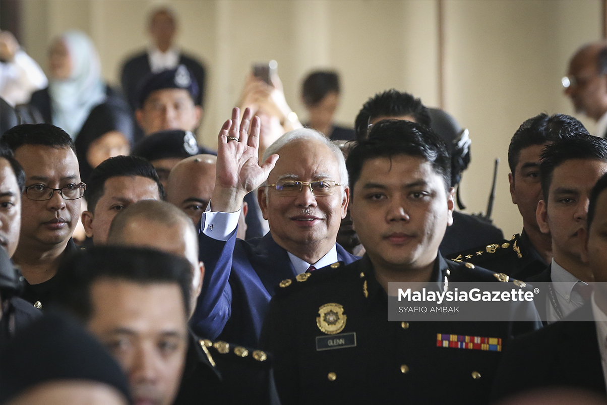Bekas Perdana Menteri, Datuk Seri Najib Tun Razak diiringi pegawai SPRM dan anggota polis keluar dari mahkamah Sesyen Jenayah menuju ke Mahkamah Tinggi Jenayah selepas mendengar pembacaan pertuduhan di Kompleks Mahkamah Kuala Lumpur. fotp SYAFIQ AMBAK, 04 JULAI 2018