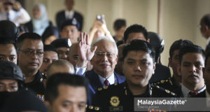 Bekas Perdana Menteri, Datuk Seri Najib Tun Razak diiringi pegawai SPRM dan anggota polis keluar dari Mahkamah Sesyen Jenayah menuju ke Mahkamah Tinggi Jenayah selepas mendengar pembacaan pertuduhan di Kompleks Mahkamah Kuala Lumpur. fotp SYAFIQ AMBAK, 04 JULAI 2018