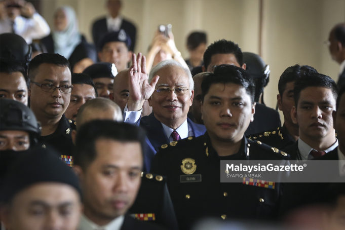 Bekas Perdana Menteri, Datuk Seri Najib Tun Razak diiringi pegawai SPRM dan anggota polis keluar dari Mahkamah Sesyen Jenayah menuju ke Mahkamah Tinggi Jenayah selepas mendengar pembacaan pertuduhan di Kompleks Mahkamah Kuala Lumpur. fotp SYAFIQ AMBAK, 04 JULAI 2018