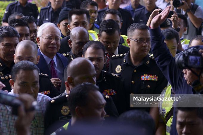 MGF04072018_NAJIB MAHKAMAH05 Bekas Perdana Menteri, Datuk Seri Najib Tun Razak sambil diiringi pegawai SPRM dan anggota polis ketika hadir untuk pertuduhan di Mahkamah Sesyen, Kompleks Mahkamah Kuala Lumpur. foto NOOR ASREKUZAIREY SALIM, 04 JULAI 2018